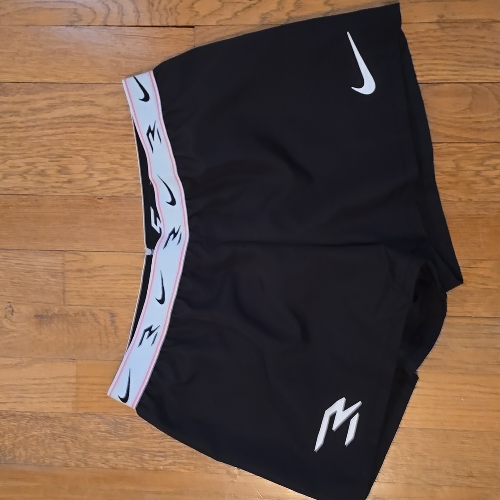 NIKE BRAND SIGNATURE GIRLS BLACK ATHLETIC SHORTS SIZE LARGE